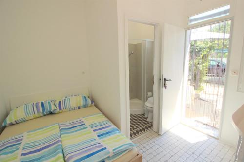 TAMARA, LITTLE ROOM WITH BED, BATHROOM, AIR CONDITIONG, WIFI, PARKING 3