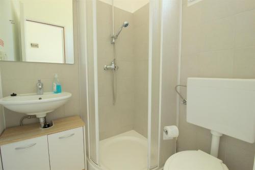 TAMARA, LITTLE ROOM WITH BED, BATHROOM, AIR CONDITIONG, WIFI, PARKING 1
