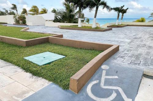 Brisas Shores 07 Beachfront Condo, Ocean view Pool and garden area, Zona Hotelera Cancun, Cancún (photo 6)