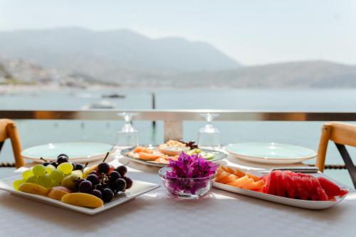 Rea Boutique Hotel – Himarë, CA
