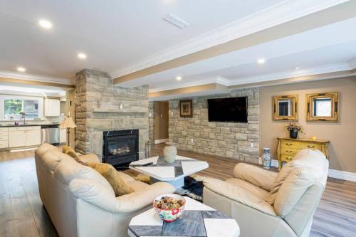 Beautiful 2 Bedroom in Tiny / Steps away from Wasaga Beach
