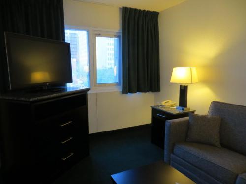 King Jacuzzi Suite - Non-Smoking image 1