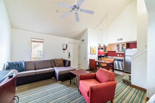 Metro PHX Upstairs LOFT open plan sleeps 6 heated pool sportscourt NO PETS - image 5