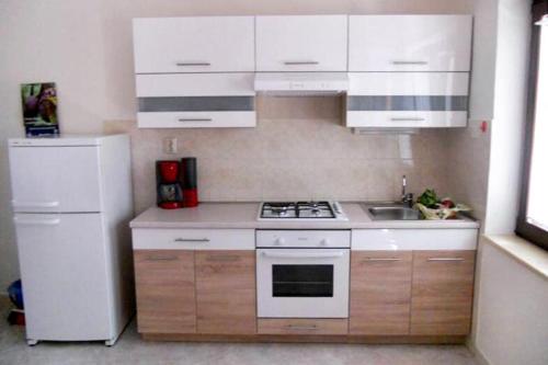 Apartments with a parking space Fazana - 7237
