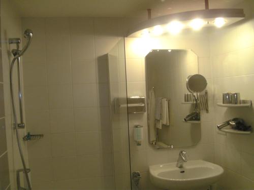 Twin Room with Shower