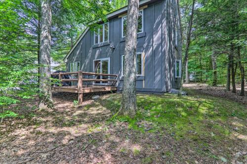 6 Mi to Lake Harmony Quiet Getaway with Deck! in Blakeslee 