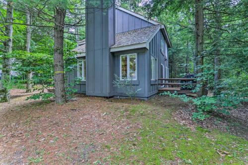 6 Mi to Lake Harmony Quiet Getaway with Deck! in Blakeslee 