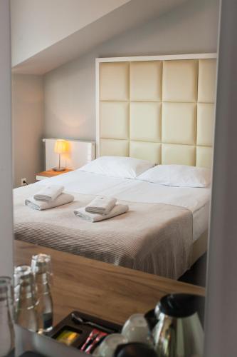 Double Room with Balcony image 3