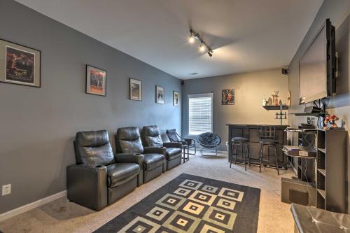 Family Getaway with Movie Room Near Atlanta! in McDonough, USA