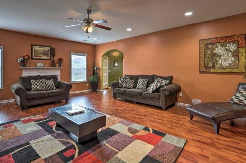 Family Getaway with Movie Room Near Atlanta! in McDonough, USA