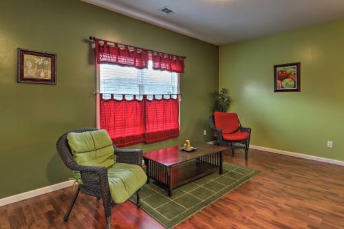 Family Getaway with Movie Room Near Atlanta! in McDonough, USA