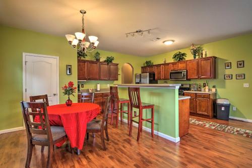 Family Getaway with Movie Room Near Atlanta! in McDonough, USA