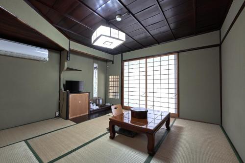 Japanese-Style Economy Room with Shared Bathroom image 5