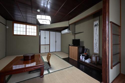Japanese-Style Economy Room with Shared Bathroom image 4
