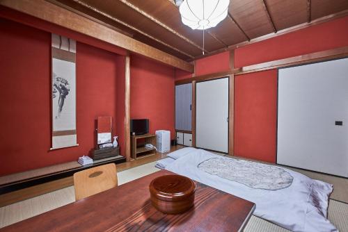 Japanese-Style Economy Room with Shared Bathroom image 10