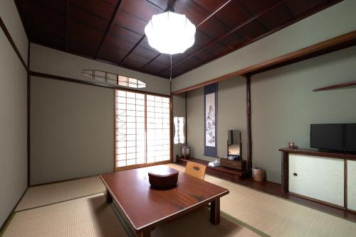 Japanese-Style Economy Room with Shared Bathroom image 7