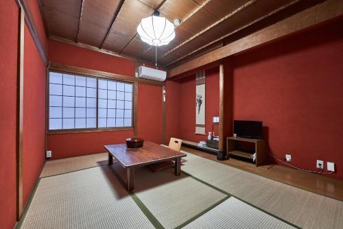Japanese-Style Economy Room with Shared Bathroom image 9