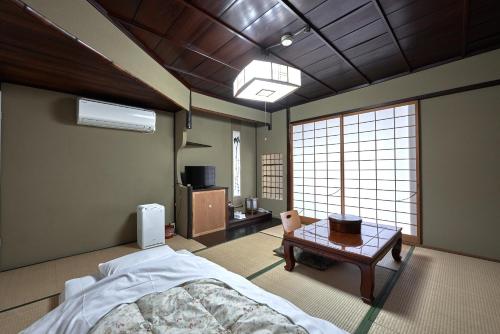Japanese-Style Economy Room with Shared Bathroom image 3