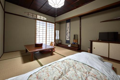 Japanese-Style Economy Room with Shared Bathroom image 8