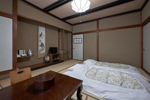 Japanese-Style Standard Room with Shared Bathroom image 2