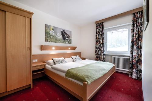 1 queen bed, 1 sofa bed