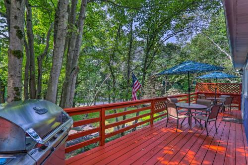 Updated Blakeslee Cottage with Fire Pit and Deck! in Blakeslee, USA