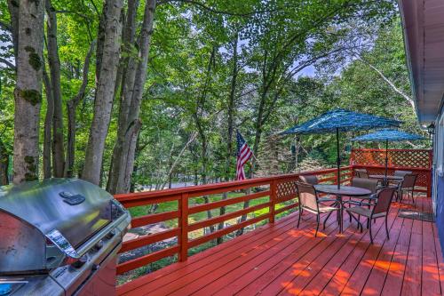 Updated Blakeslee Cottage with Fire Pit and Deck! - Blakeslee