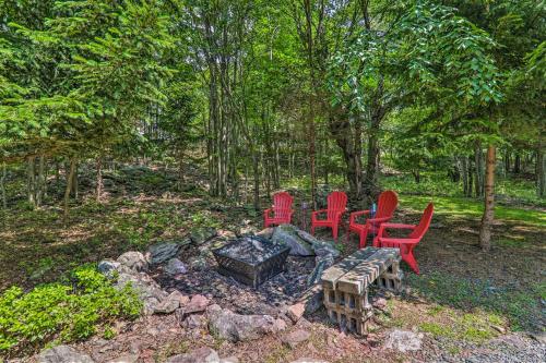 Updated Blakeslee Cottage with Fire Pit and Deck! in Blakeslee, USA
