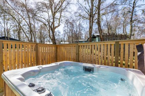 Джакузі, Heather Lodge 12 with Hot Tub in Болі