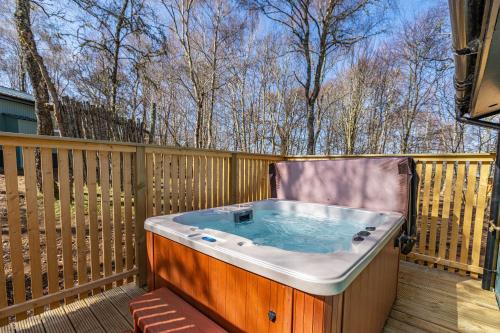 Джакузі, Heather Lodge 12 with Hot Tub in Болі