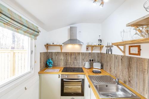 кухня, Heather Lodge 12 with Hot Tub in Болі