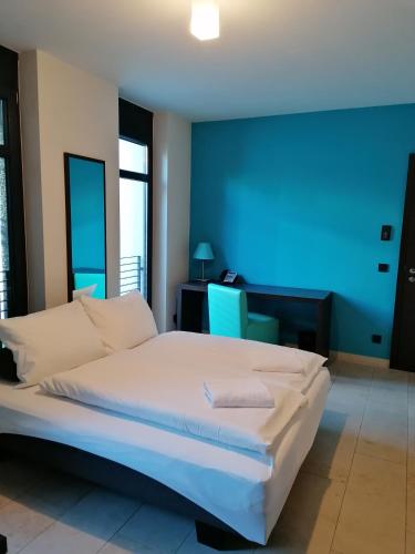1 queen bed, 1 double bed