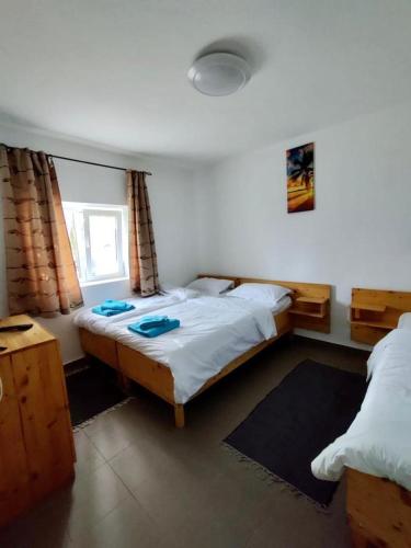 3 twin beds