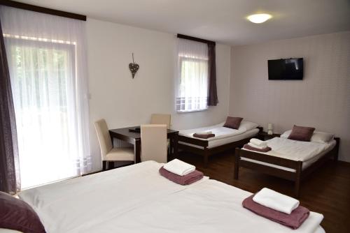 1 queen bed, 2 twin beds