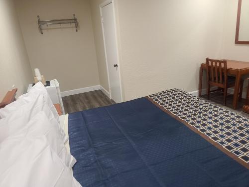 Majestic Inn & Suites - image 9