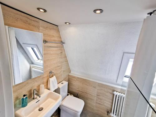 Twin Room with Private Bathroom image 10