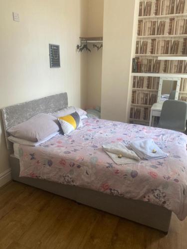 1 double bed, 1 futon bed