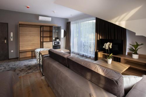 2 twin beds, 1 sofa bed