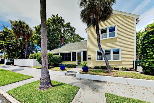 Banyan Sunset - Deck & Firepit - Steps to Beach home - image 3