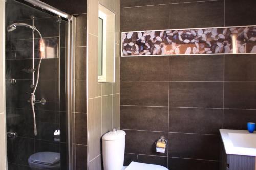 Giljana ensuite rooms shared terrace & kitchen - image 3