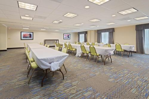 Holiday Inn Express Hotel & Suites Largo-Clearwater, an IHG Hotel