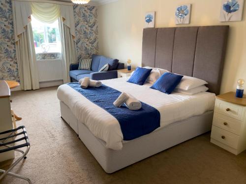 1 king bed, 1 sofa bed
