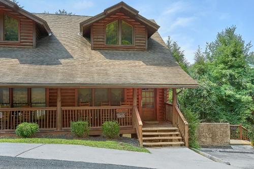 NEW! Southern Charm cabin in Pigeon Forge!