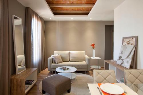 Barcelona Apartment Mila Located in Gràcia, Barcelona Apartment Milà is a perfect starting point from which to explore Barcelona. The property features a wide range of facilities to make your stay a pleasant experience. Tak