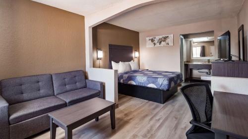 1 queen bed, 1 sofa bed