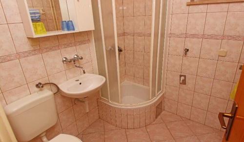 Apartments and rooms with parking space Hvar - 15706