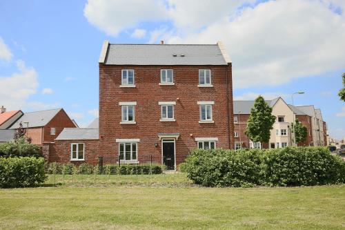 Picture of Premium 4 Large Double Bed Townhouse In Bicester, Next To Bicester Village