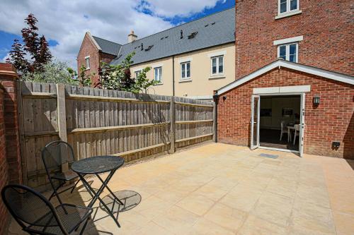 Premium 4 large double bed townhouse in Bicester, next to Bicester Village