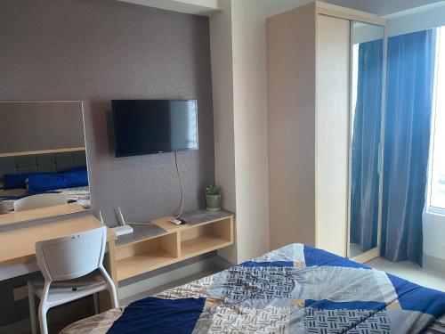 Shared lounge/TV area, ROOM IN Cozy Grand Kamala Lagoon in Bekasi