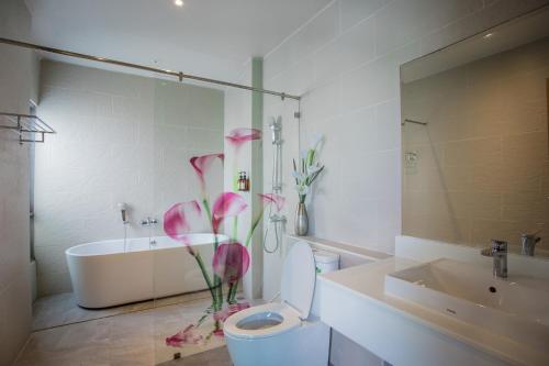 room detail thumbnail 2